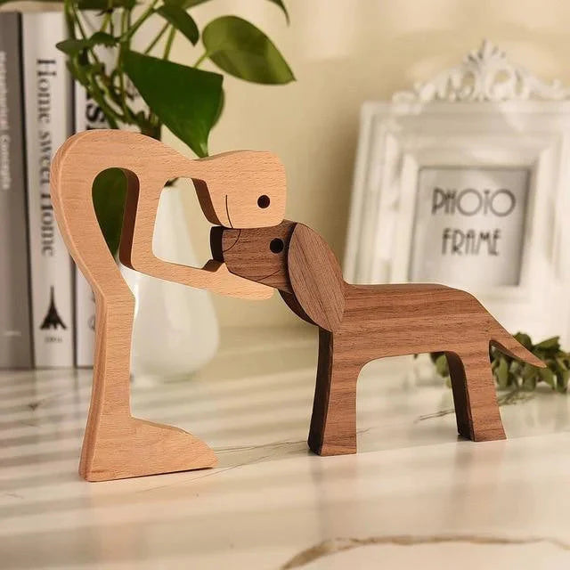 Prachtige met de hand gesneden houten figuren in Man + Hond, – Huisdierentempel