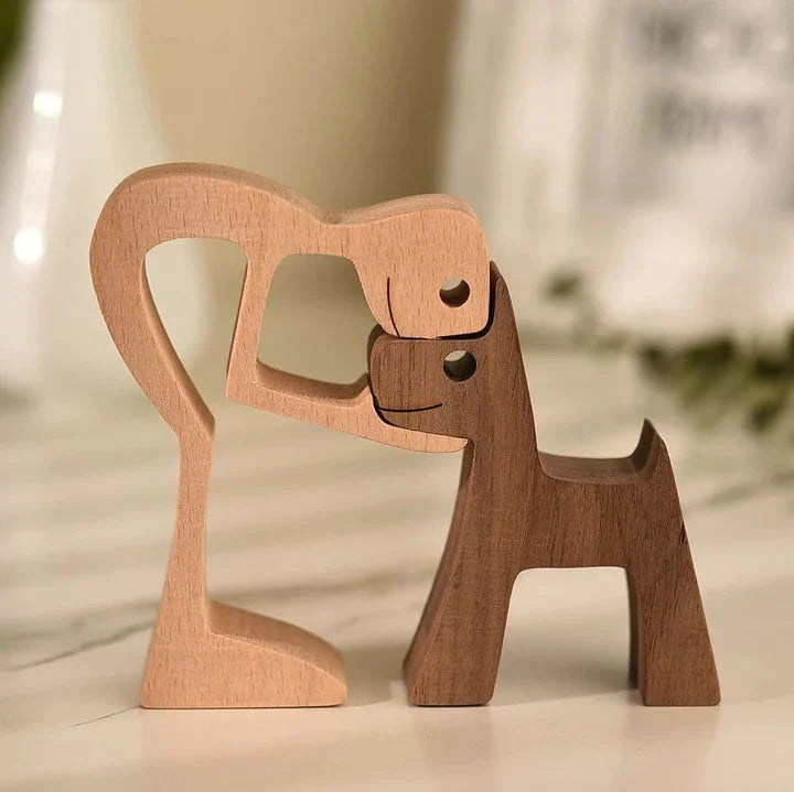 Prachtige met de hand gesneden houten figuren in Man + Pup, – Huisdierentempel