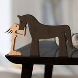 Prachtige met de hand gesneden houten figuren in Vrouw + Paard, – Huisdierentempel